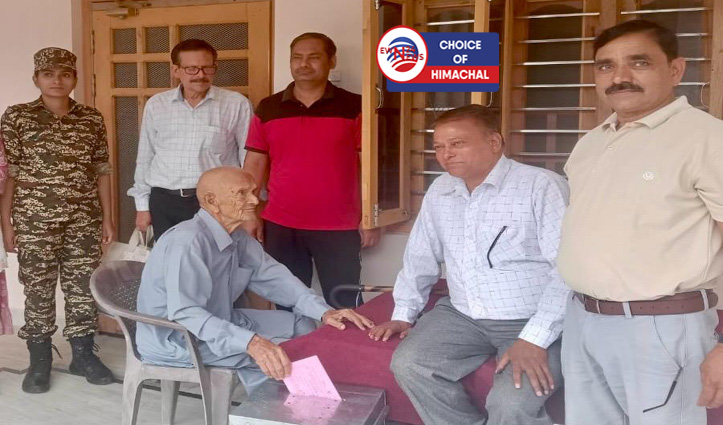 देहरा : 570 लोगों ने घर से किया मतदान, 107 वर्षीय मिल्खी राम ने डाला वोट