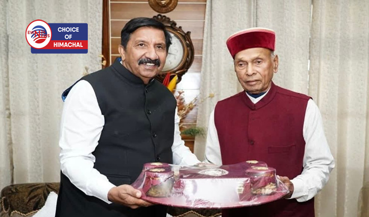 उपमुख्यमंत्री मुकेश अग्निहोत्री ने प्रेम कुमार धूमल को दिया बेटी की शादी का निमंत्रण