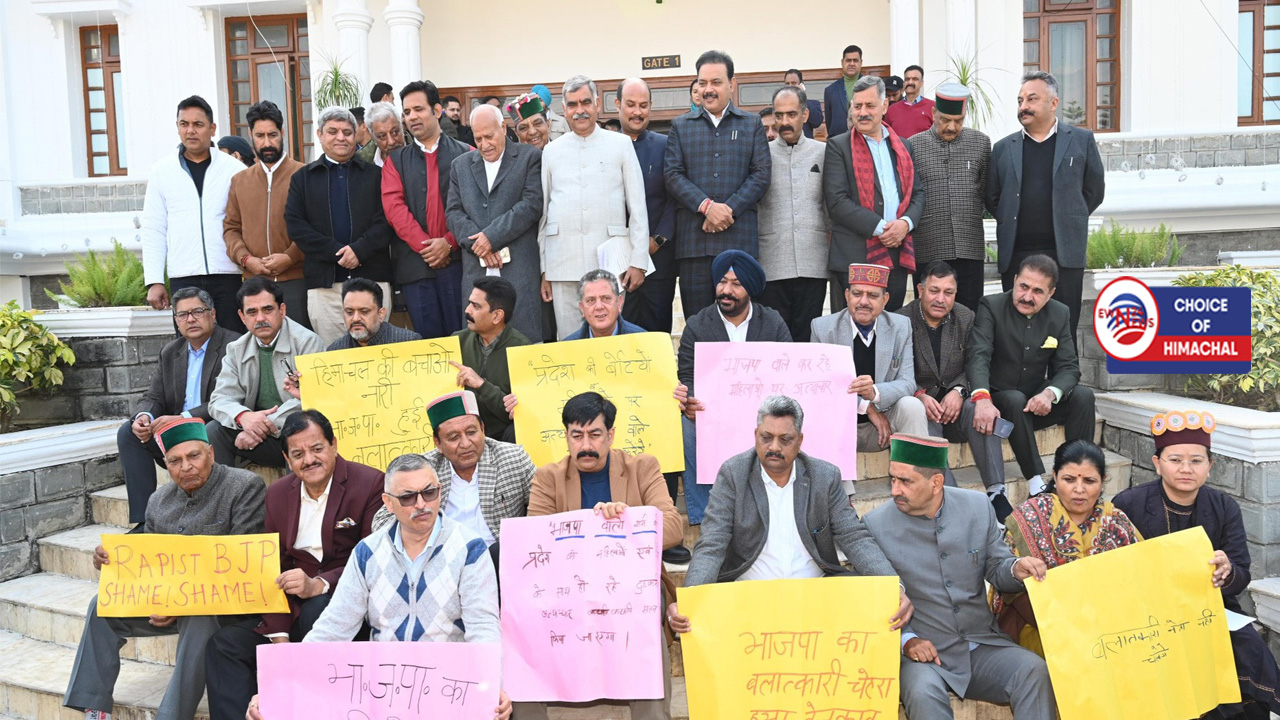 तपोवन : विधानसभा परिसर में पोस्टर लेकर धरने पर बैठे कांग्रेस विधायक-जानें कारण