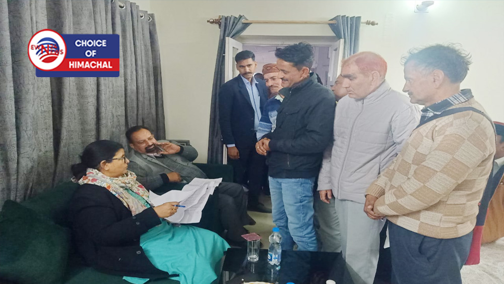हरिपुर में पहुंची देहरा की विधायक कमलेश ठाकुर, लोगों की सुनीं समस्याएं
