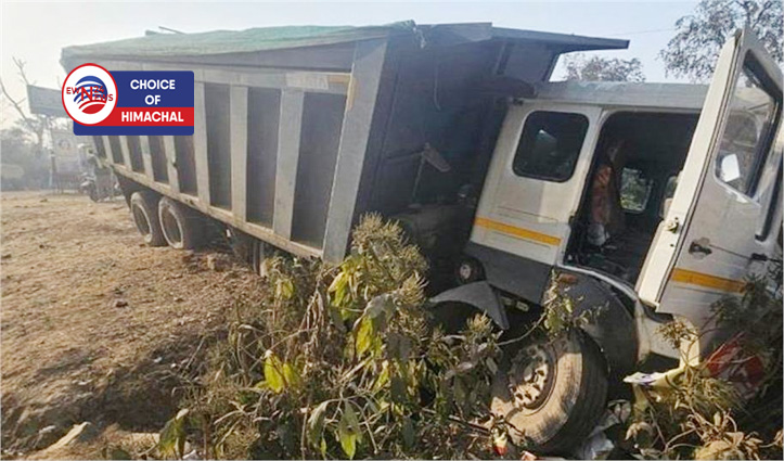 घने कोहरे में साफ नहीं दिखी सड़क, अनियंत्रित होकर नाले में गिरा टिप्पर