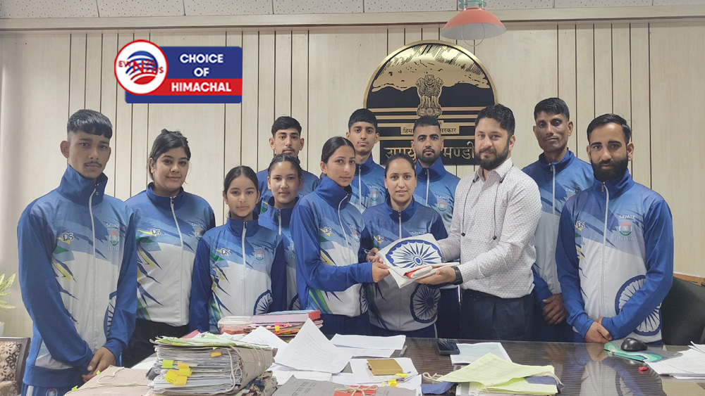 नेपाल में दम दिखाएंगे हिमाचल के 10 खिलाड़ी, डीसी मंडी ने तिरंगा सौंपकर किए रवाना