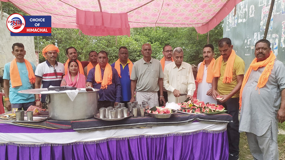 ज्वालामुखी के रैन्खा में ग्रामीणों ने राहगीरों के लिए लगाई ठंडे पानी की छबील