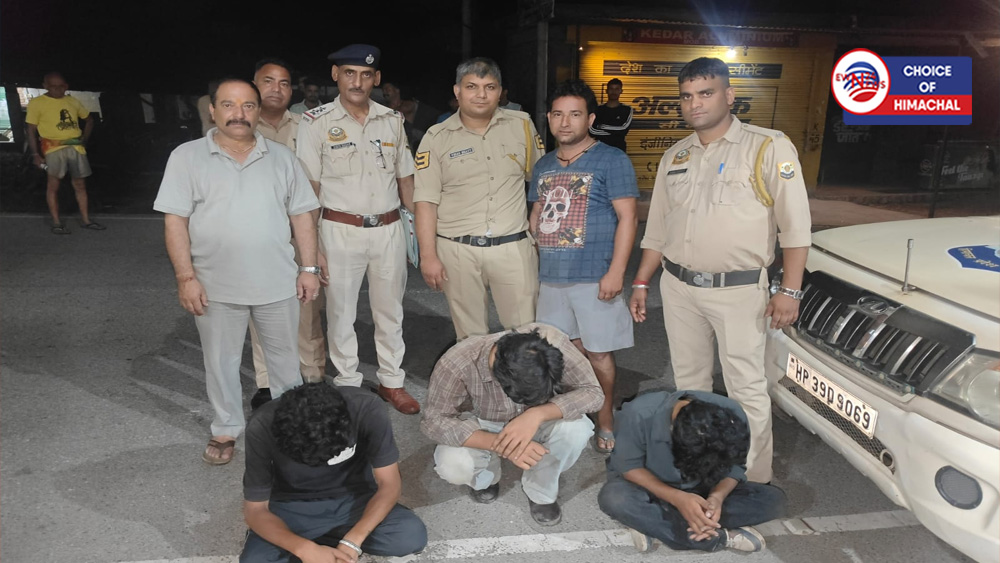 कांगड़ा : चैतड़ू में चिट्टे के साथ पकड़े गए तीन बाइक सवार युवक