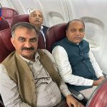 फ्लाइट में मुख्यमंत्री जयराम और सुखविंदर सिंह सुक्खू साथ-साथ, जा रहे दिल्ली