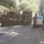 शिमला : टूटीकंडी-मैहली बाईपास रोड पर ट्रक पलटा, लगा लंबा जाम