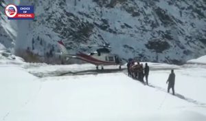 बर्फबारी से बंद था रास्ता, सीएम सुक्खू ने बीमार महिला को करवाया एयरलिफ्ट