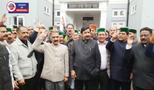 हिमाचल विधानसभा परिसर में काली पट्टियां बांध पहुंचे कांग्रेस नेता, किया प्रदर्शन