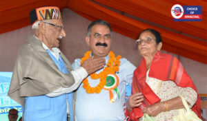 धर्मशाला: मुख्यमंत्री सुखविंदर सुक्खू ने 102 वर्षीय संसार चंद और उनकी पत्नी को किया सम्मानित