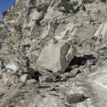 किन्नौर : मलिंग नाला में भूस्खलन, सड़क पर आए बड़े पत्थर