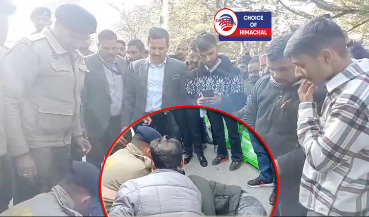 PWD मंत्री विक्रमादित्य सिंह के सामने चक्कर खाकर गिरा मल्टी टास्क वर्कर